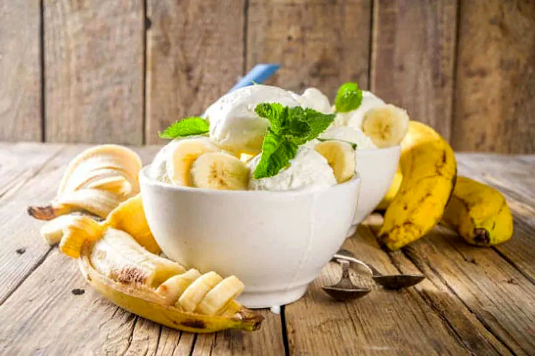 طرز تهیه بستنی موزی سالم با بستنی‌ساز خانگی
