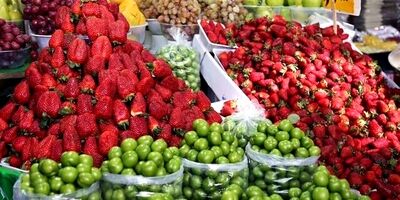 قیمت های عجیب و گران توت فرنگی در بازار میوه
