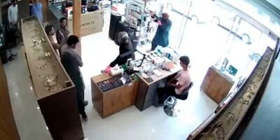 دختر پولدار برای تنبیه پسر آرایشگر 3 شرور استخدام کرد
