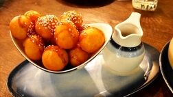 طرز تهیه لُقیمات ؛ دسر عربی با ماست برای افطارهای رمضان

