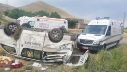 مرگ همراه بیمار در واژگونی آمبولانس
