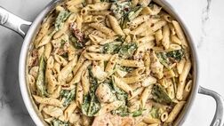 طرز تهیه «پاستا با سس آلفردو و مرغ» + نکات تهیه مهم پاستا 