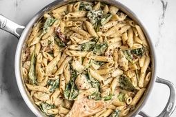 طرز تهیه «پاستا با سس آلفردو و مرغ» + نکات تهیه مهم پاستا 