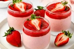 محلبی توت فرنگی؛ دسر عربی خوش رنگ و خوشمزه
